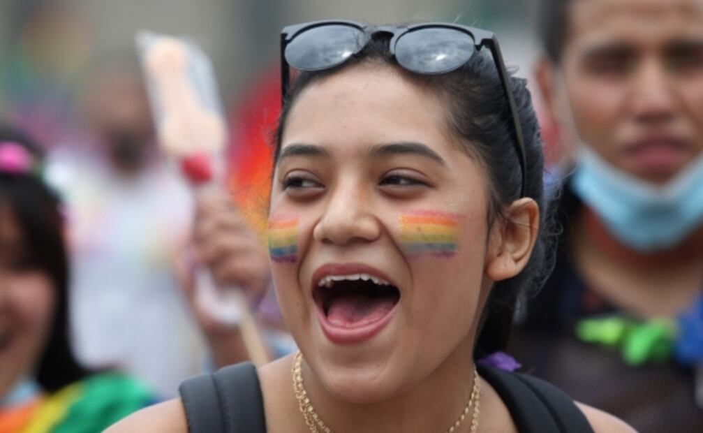 Crónica. Marchan por el orgullo con alegría, reclamos por injusticias... y también con cubrebocas