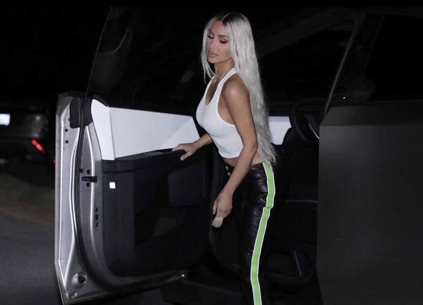 Kim Kardashian desciende de su Tesla Cybertruck.
Foto: Instagram