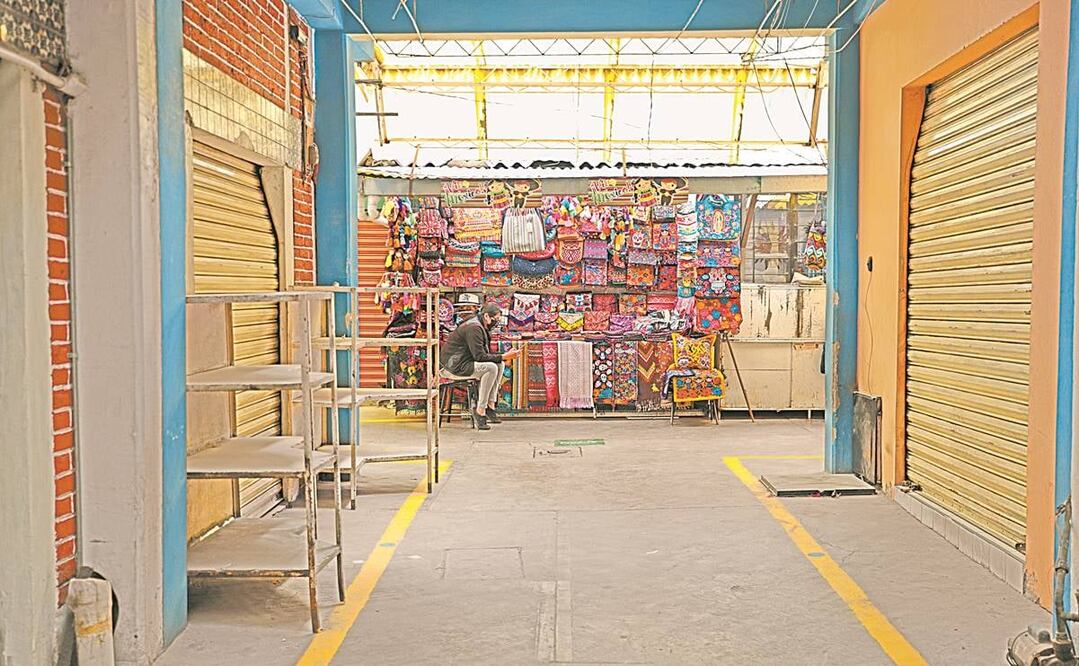 El legendario mercado de La Ciudadela, en Balderas, tiene un horario reducido de 10 a 17 horas y sólo abre el 50% de los locales, es decir, unos 175 puestos; además, el aforo de clientes ronda sólo el 40%. Fotos: ADRIANA HERNANDEZ. EL UNIVERSAL