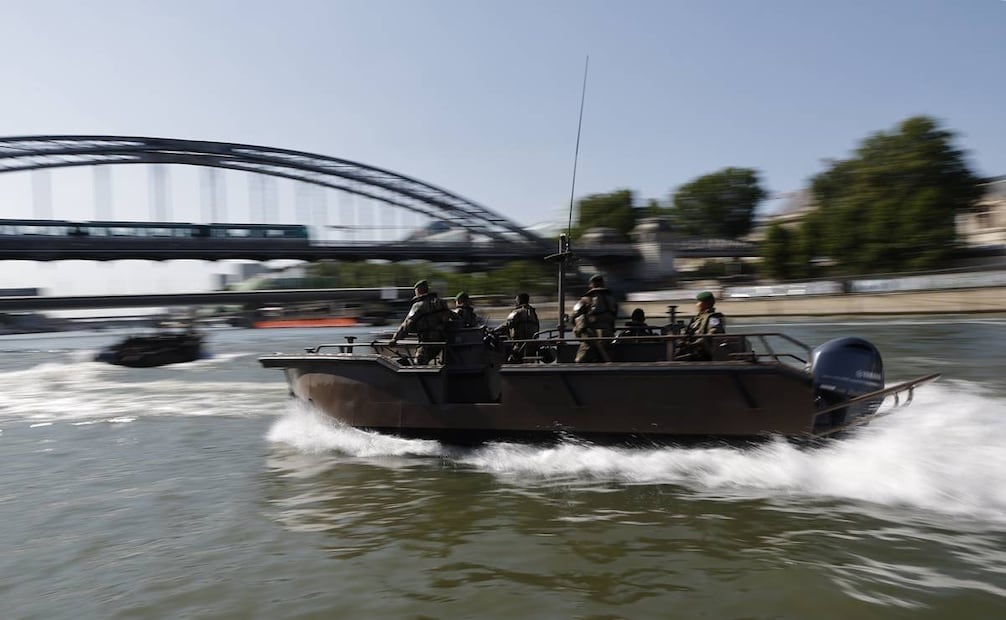 Soldados realizan un reconocimiento sobre botes en el Río Sena. Foto: AP
