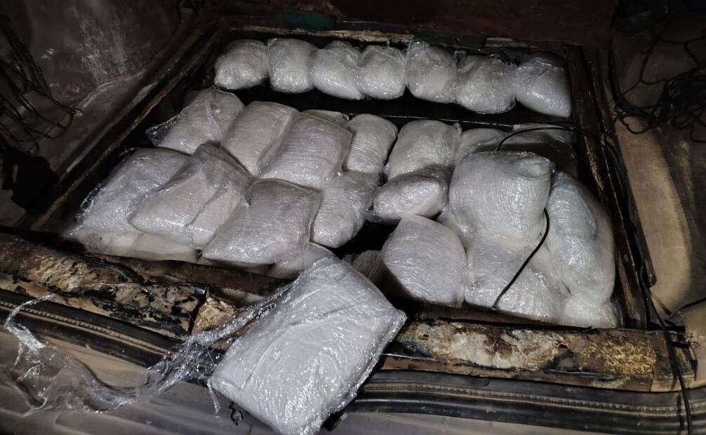 En un compartimiento oculto tenian 40 paquetes embalados con un peso de alrededor de un kilogramo cada uno, con sustancia similar al “cristal”. Foto: Especial.