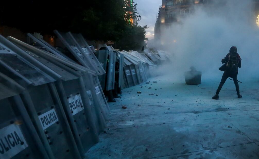 Disturbios durante el paso de la marcha del 2 de octubre  y enfrentamientos de manifestantes en contra de la policía, en el Zócalo capitalino. Foto: Luis Camacho/EL UNIVERSAL