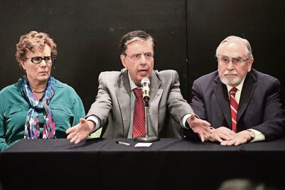 Cárdenas se disculpa por jaloneos en sesión