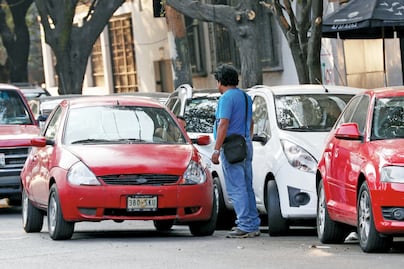 Detienen a 72 franeleros que cobraban hasta 300 pesos por lugar durante Día de Muertos en Coyoacán