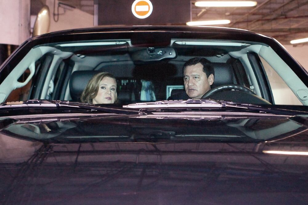 Manejando su propio vehículo y en compañía de la procuradora Arely Gómez, llegó el secretario de Gobernación al Senado de la República (LUCÍA GODÍNEZ. EL UNIVERSAL)