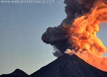 Volcán Colima emite fumarola de 2 km