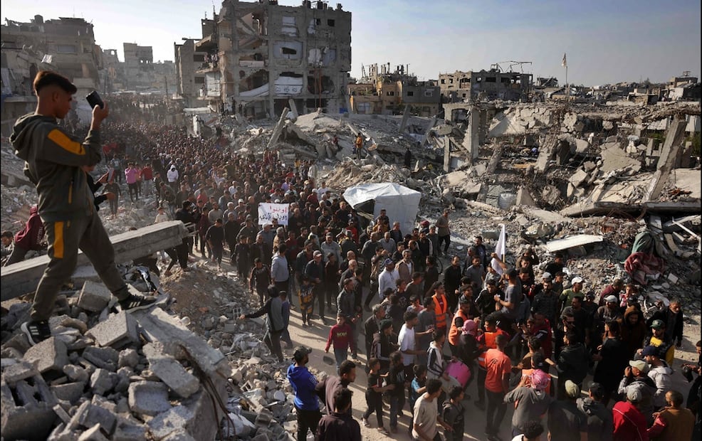 Palestinos participan en una protesta contra Hamas, para exigir el fin de la guerra con Israel, en Beit Lahia, al norte de la Franja de Gaza, el 26 de marzo de 2025. Foto: AFP