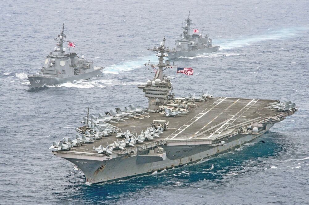 Esta foto muestra al portaaviones USS Carl Vinson (centro) de la Marina de EU y al destructor de la Fuerza Marítima japonesa JS Ashigara (izq.) en el mar de Filipinas. (ARCHIVO EFE)