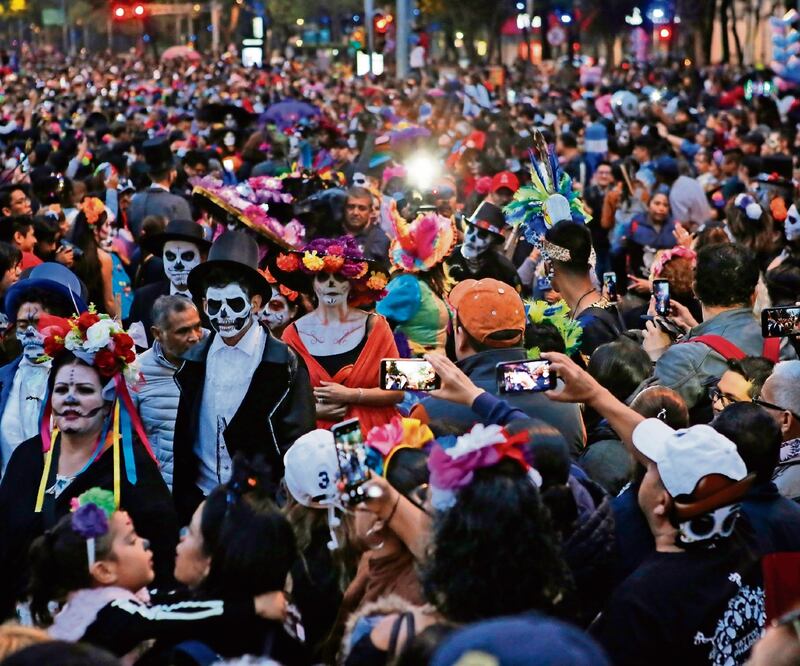 En la Mega Procesión, que salió del Ángel de la Independencia y, por primera ocasión, llegó a la plancha del Zócalo capitalino, participaron aproximadamente 17 contingentes temáticos. Foto: GINNETTE RIQUELME. AP