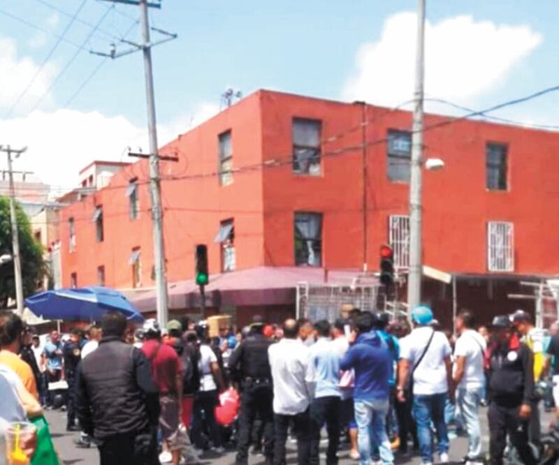 Curiosos se arremolinaron en el lugar de los hechos, por lo que hubo un altercado con policías capitalinos. Foto: ESPECIAL
