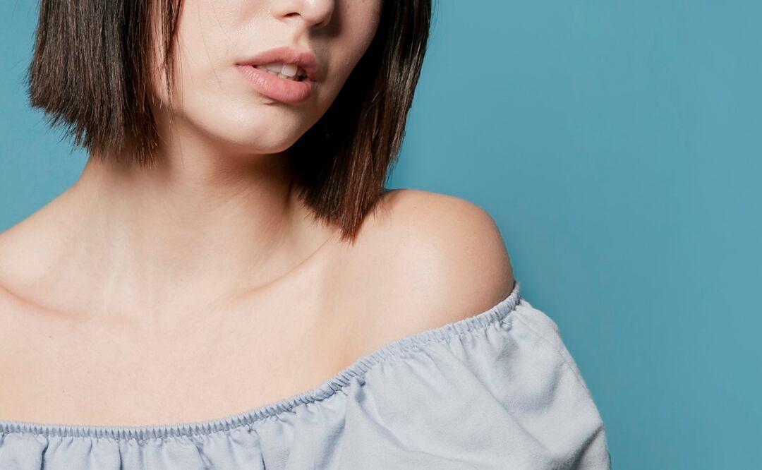 La exposición constante al sol aumenta el envejecimiento de la piel del cuello. Foto: Freepik