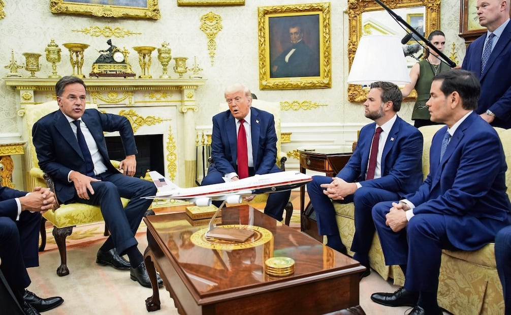 El presidente Donald Trump; el vicepresidente, JD Vance, y Marco Rubio, secretario de Estado, junto al secretario general de la OTAN, Mark Rutte. Foto: Yuri Gripas / EFE