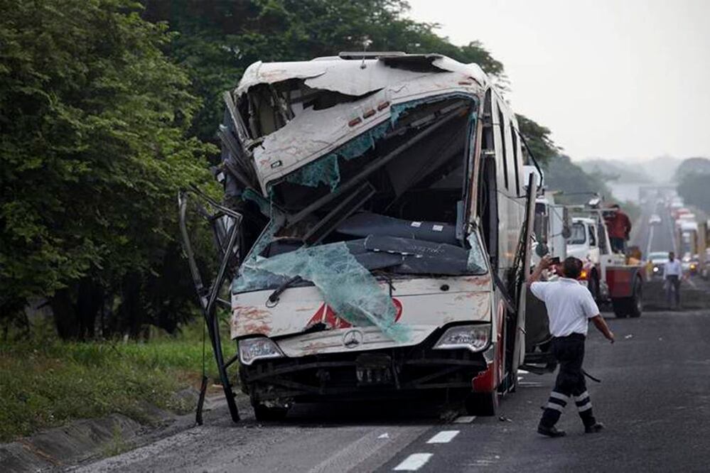 Al menos 15 personas lesionadas dejó como saldo el choque entre dos tráileres y un autobús de pasajeros sobre la autopista México-Veracruz, a la altura del municipio veracruzano de Medellín