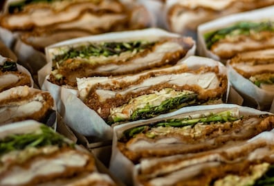 Prepara un katsu sando con el chef Carlos Leal