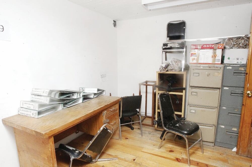 En las oficinas delegacionales de Tlalpan, Claudia Sheinbaum, de Morena, se topó con muebles viejos, sillas rotas con el forro descarapelado y en completo desorden (ARIEL OJEDA. EL UNIVERSAL)