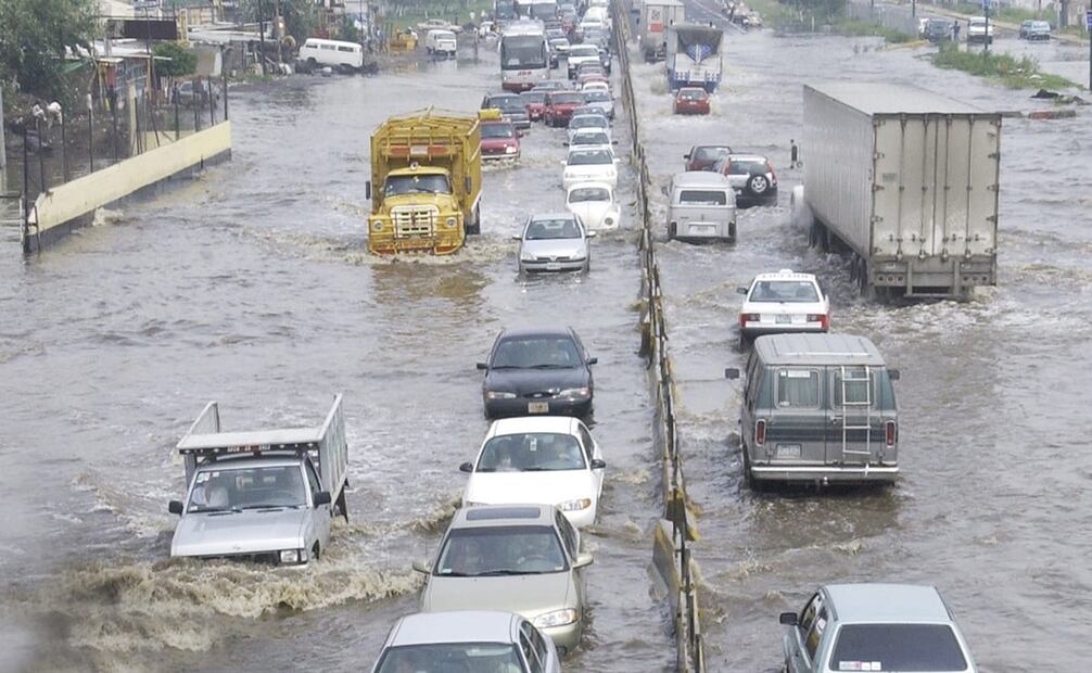 En junio del 2003, la autopista México-Puebla se llenó de aguas negras, a la altura de Valle de Chalco. Foto: Juan Carlos Buenrostro/EL UNIVERSAL.