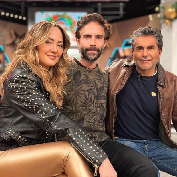 Andrea Legarreta tiene los leggings dorados que vas a querer lucir en las fiestas