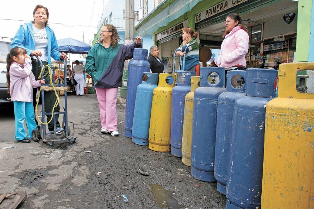 Desde junio pasado la inflación no subyacente aumentó, reflejándose en los precios de energéticos como la gasolina y el gas LP, informó Banxico. Foto: ARCHIVO EL UNIVERSAL