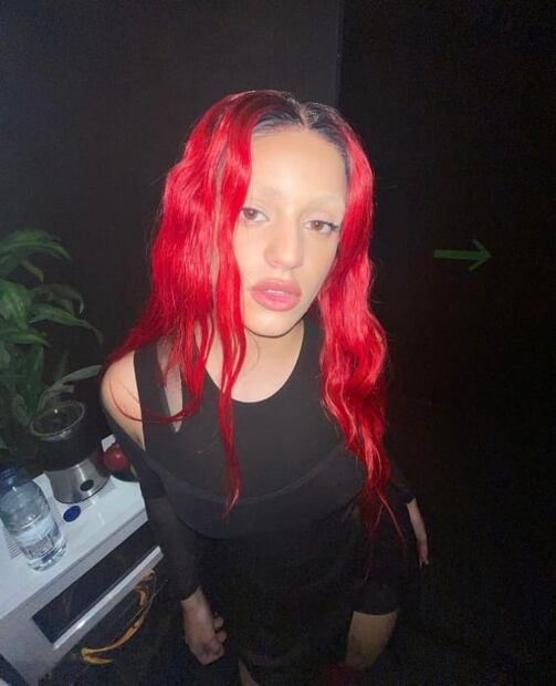 Rosalía y Karol G tienen el tinte de pelo rojo que muchas queremos