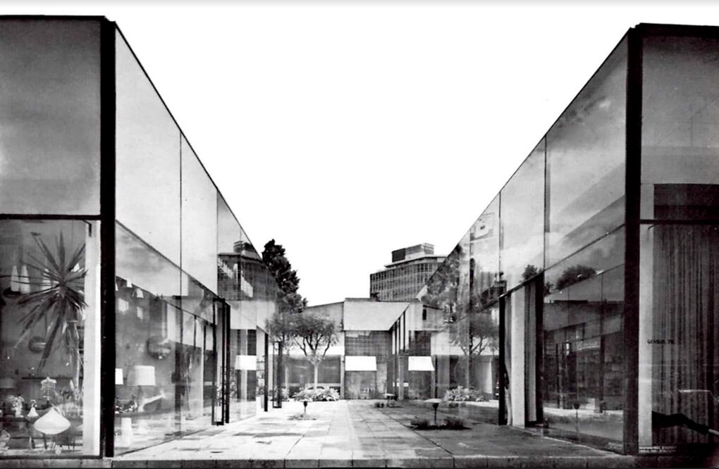 Una fotografía de inicios de los años sesenta en la que se aprecian los diversos locales comerciales que integraban el pasaje comercial Jacaranda, obra de Ramón Torres y Héctor Velázquez. Fue uno de los sitios más populares en la Zona Rosa de los años sesenta y setenta. Se ubicaba en la esquina de Liverpool y Génova, con salida también por la calle de Londres, abrió sus puertas en 1957; hoy hay una escuela de computación, un estacionamiento y otros negocios. Foto: Col. particular