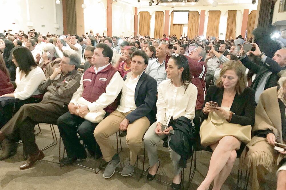 Andrés Manuel López Obrador se reunió con los alcaldes electos durante hora y media. Claudia Sheinbaum, quien estuvo presente, dijo que el virtual Presidente les pidió acabar con la corrupción e impulsar la austeridad republicana (ESPECIAL)