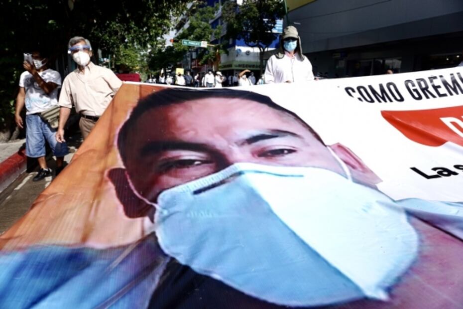 Restaurantes con pocos clientes, calles repletas y entierros con música marcan la nueva normalidad