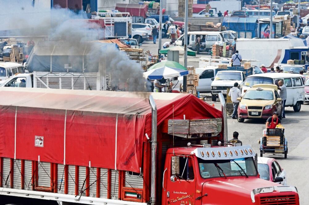 De acuerdo con información de la Sedema, los vehículos privados, públicos y de carga emiten 50% de los contaminantes y 49% de los gases de efecto invernadero (ARCHIVO EL UNIVERSAL)