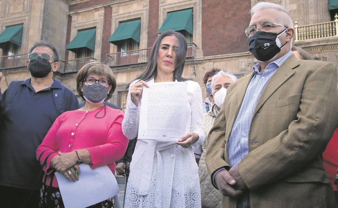 Mariana Moguel (centro), hija de Rosario Robles, leyó la misiva frente a Palacio Nacional. En el texto, Robles acusa al fiscal Gertz Manero de abusar de su poder para mantenerla en la cárcel. Foto: Carlos Mejía/ EL UNIVERSAL.