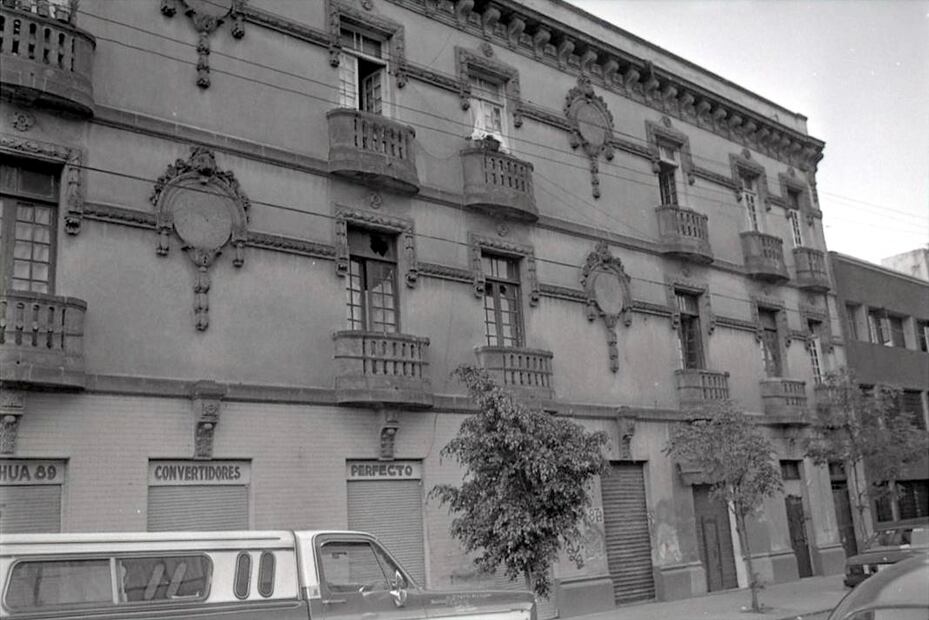En 1992, esta casa sobre Córdoba tenía ventanas rotas, que quizá permanecían así por la ausencia de inquilinos o comerciantes que le dieran mantenimiento, como sugieren sus negocios cerrados. Archivo EL UNIVERSAL.