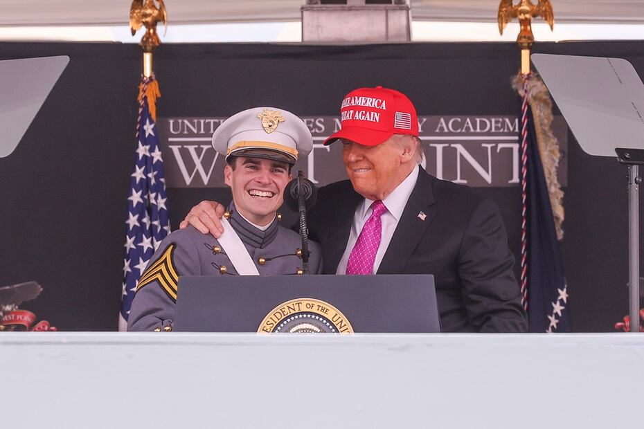 El cadete Chris Verdugo (izq.) es invitado a hablar en el escenario por el presidente estadounidense Donald Trump (der.) durante su discurso de graduación de la Academia Militar de Estados Unidos en el Estadio Michie en West Point, Nueva York. Foto: EFE