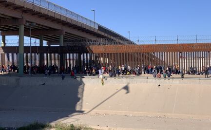 Continúa fila de migrantes en Ciudad Juárez; los invitan a trasladarse a albergues 