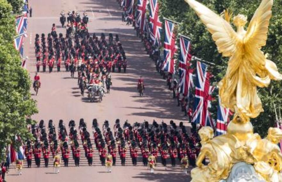 Reina Isabel II disfruta junto a su familia de desfile militar por su cumpleaños