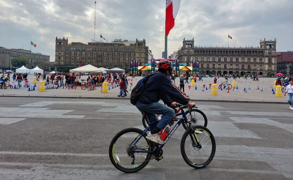 El tradicional paseo en bicicleta de los domingos se realizó con esta ampliación de recorrido, como parte de las actividades “El Zócalo es Tuyo”, que también incluyó jornadas gratuitas de la Biciescuela de la Ciudad de México. Foto: Especial.