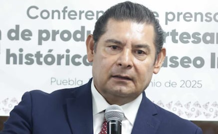 Gobernador de Puebla le truena los dedos a secretaria estatal de Turismo; ofrece disculpas públicas