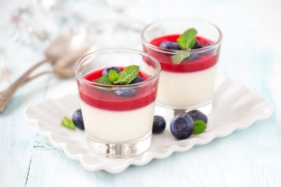 Haz un postre fácil y elegante: panna cotta con salsa de arándano 