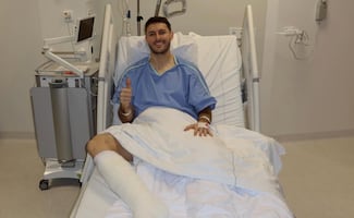 Santiago Giménez publica mensaje tras su cirugía de tobillo: "Estaremos más fuertes que nunca"