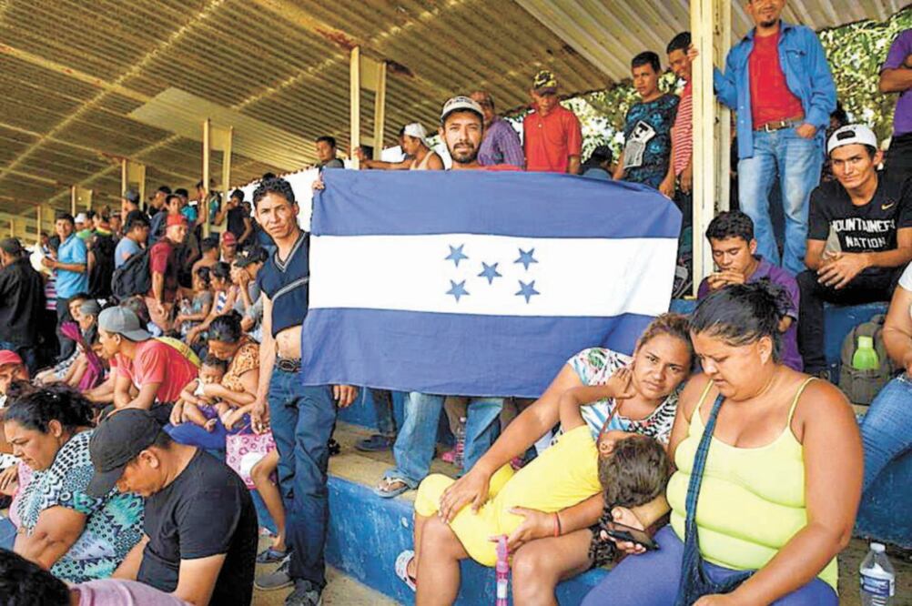 Beto, migrante hondureño (con la bandera), dice que varias de las personas que conoció ya fueron regresadas a México a esperar sus procesos de asilo. Foto: CORTESÍA