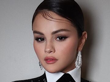 Selena Gomez y Benny Blanco visten trajes iguales en una revista
