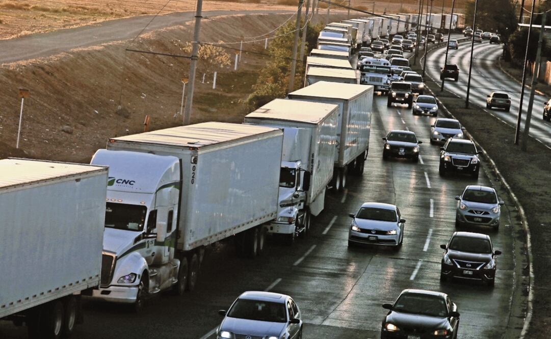 The round-trip travel for tanker trucks traveling from northern Mexico to bring refined products from the United States is taking around 72 hours - Photo: Jose Luis Gonzalez/Reuters