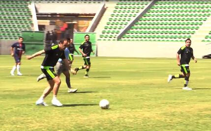 Juega 'Cuau' cascarita entre ediles y trabajadores