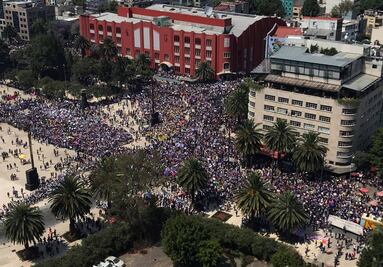 Marchan mujeres del Monumento a la Revolución al Zócalo