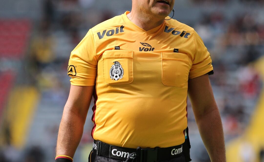 VIDEO: Árbitro mexicano revisa el VAR y aprovecha para pedir “una cubita y un Bacacho”