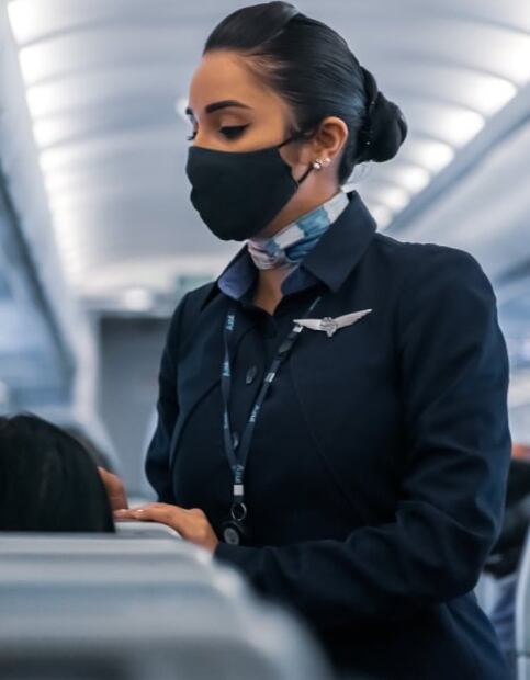 ¿Cuánto gana un sobrecargo? 10 cosas que no sabías sobre este trabajo