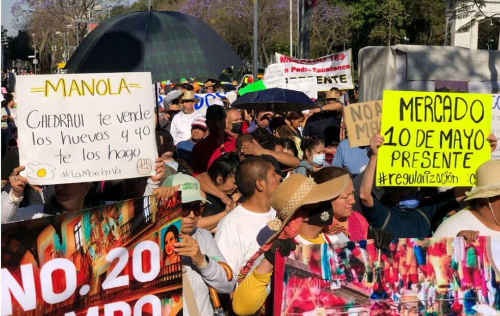 Locatarios de mercados públicos marchan  al Zócalo de la Ciudad de México, el 4 de marzo de 2025. Foto: Diego Simón Sánchez/EL UNIVERSAL