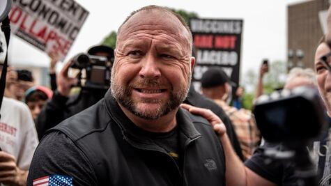 Las teorías conspirativas por las que locutor debe pagar casi 50 mdd a padres de la escuela Sandy Hook