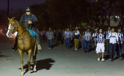 Continúa grave aficionado herido tras riña campal previo al Clásico Regio