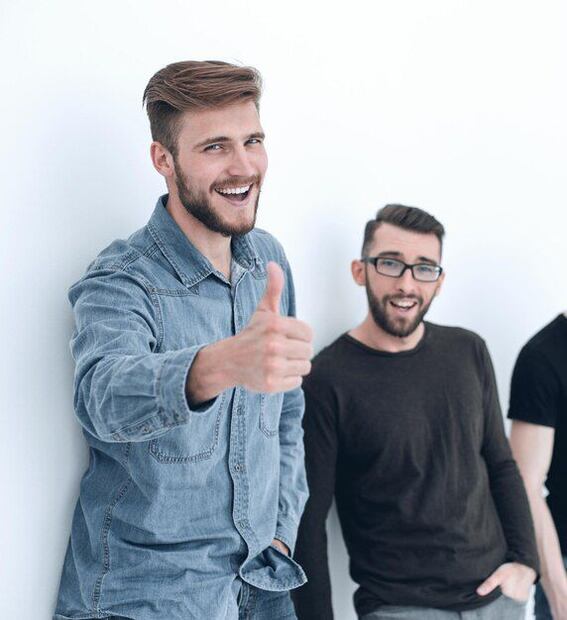 La búsqueda incansable de la felicidad en los hombres. Fuente: Freepik.