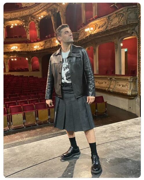 Oscar Isaac usando falda.