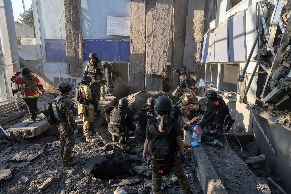 Rescatistas y policías ucranianos trabajan en la zona de un ataque ruso contra una estación de autobús en Zaporiyia. FOTO: EFE