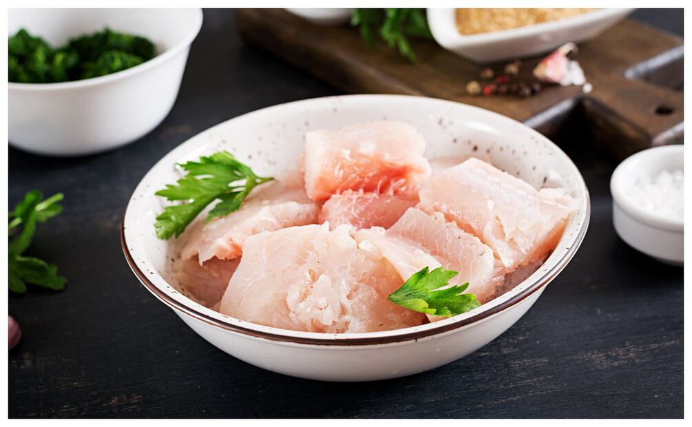 Elige bacalao en tonos brillantes y sin olor fuerte, esto indica su buena conservación en sal. Foto: Freepik